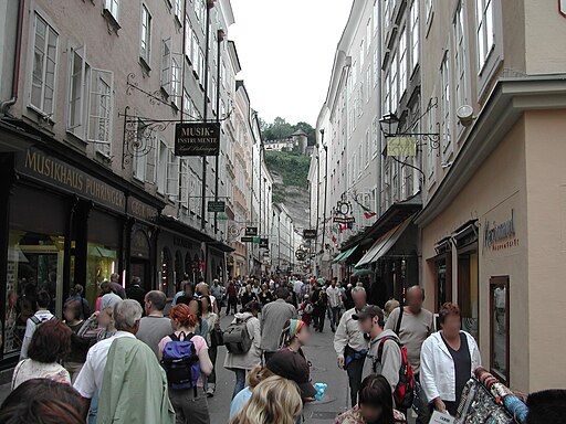 Getreidegasse https://commons.wikimedia.org/wiki/File:Getreidegasse_Salzburg.jpg