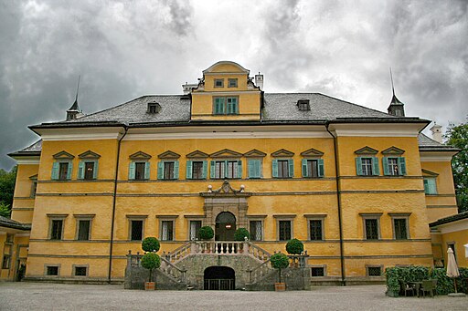 Schloss Hellbrunn https://commons.wikimedia.org/wiki/File:Schloss_Hellbrunn.jpg